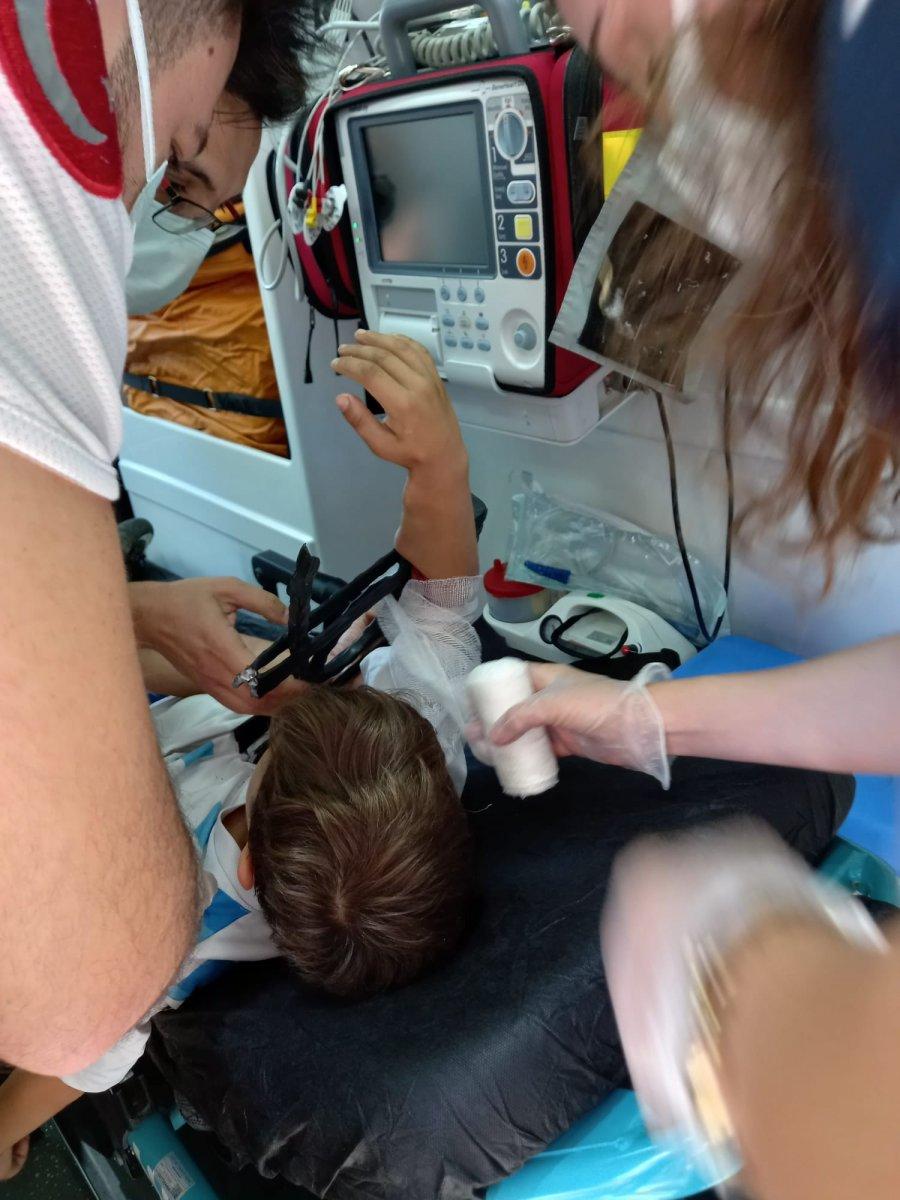 Aydın'da evin önünde oyun oynayan çocuğun kolu demir kapıya saplandı