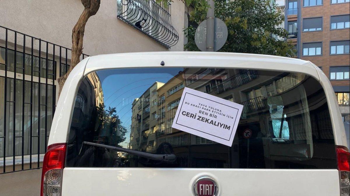 Şişli'de yaya yola park eden otomobile, notla tepki gösterildi