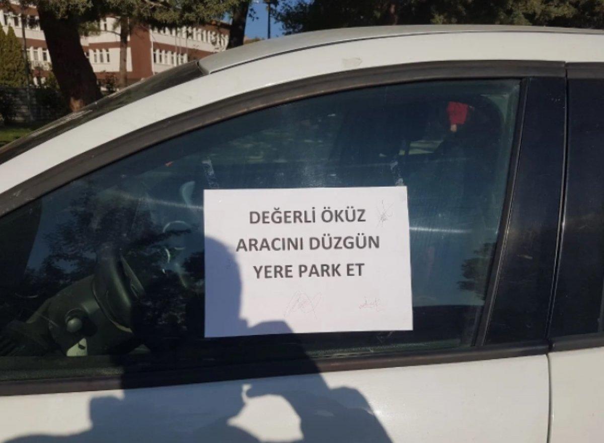 Şişli'de yaya yola park eden otomobile, notla tepki gösterildi