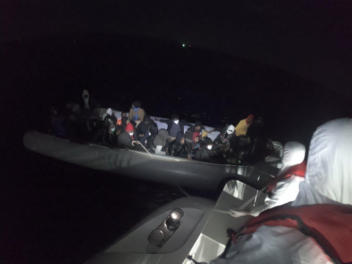 İzmir açıklarında 38 düzensiz göçmen yakalandı