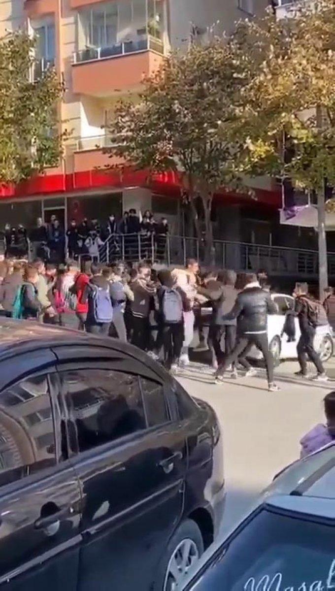 Beylikdüzü’nde liseli öğrencilerin kemerli kavgası kamerada