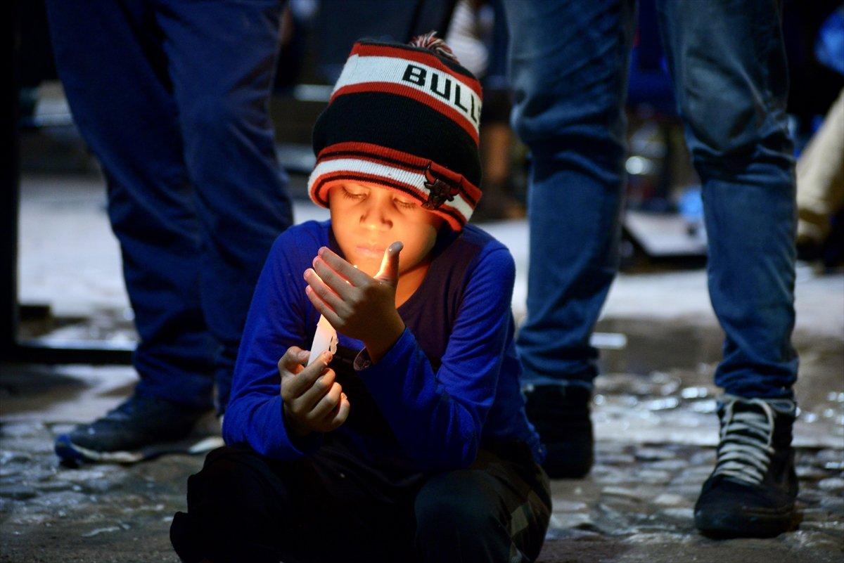 Göçmenler, Meksika sınırından ABD'ye geçmeye çalışıyor