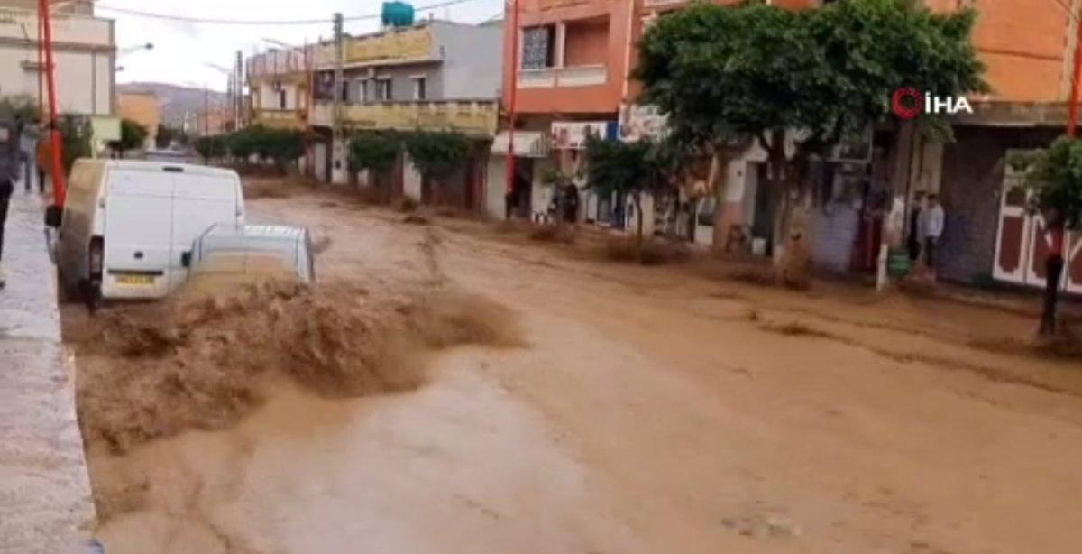 Cezayir'de meydana gelen sel hayatı durma noktasına getirdi