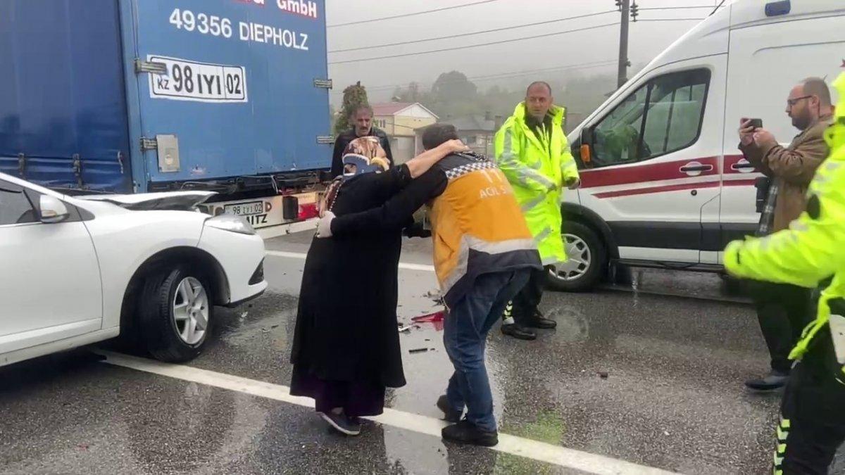 Sakarya TEM'de zincirleme kaza: 23 araç birbirine girdi