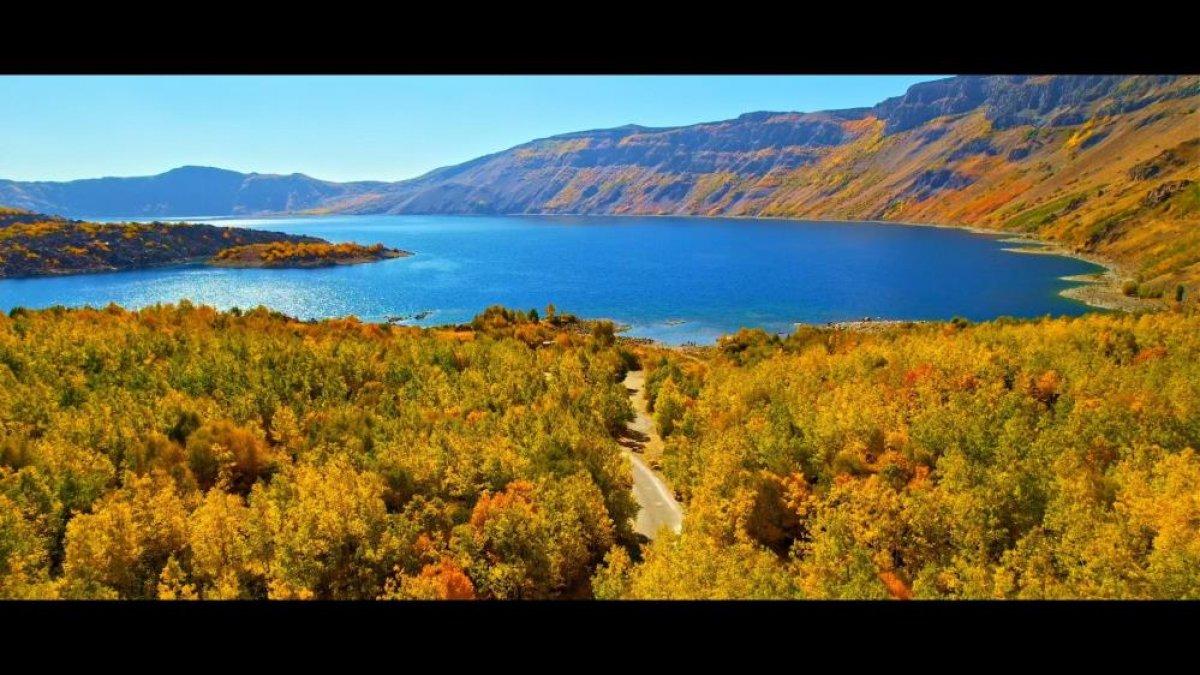 Nemrut Krater Gölü'nden sonbahar manzaraları