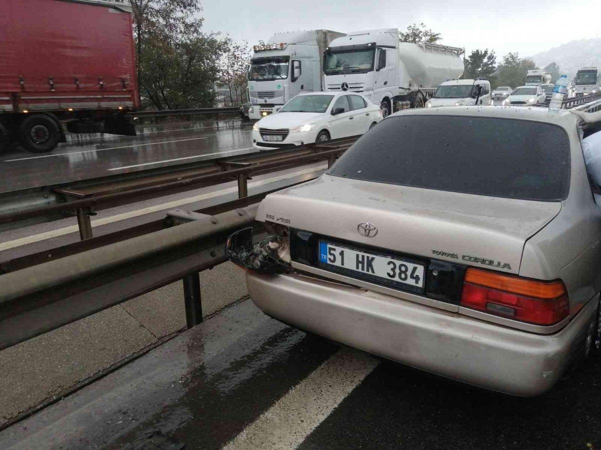 Sakarya TEM'de zincirleme kaza: 23 araç birbirine girdi