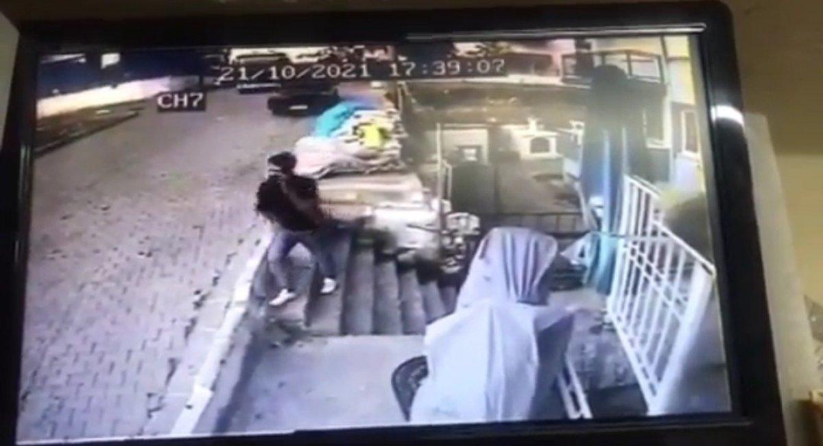 Aydın'da minibüsün altında kalmaktan son anda kurtuldu