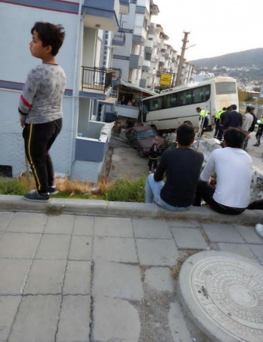 Aydın'da minibüsün altında kalmaktan son anda kurtuldu