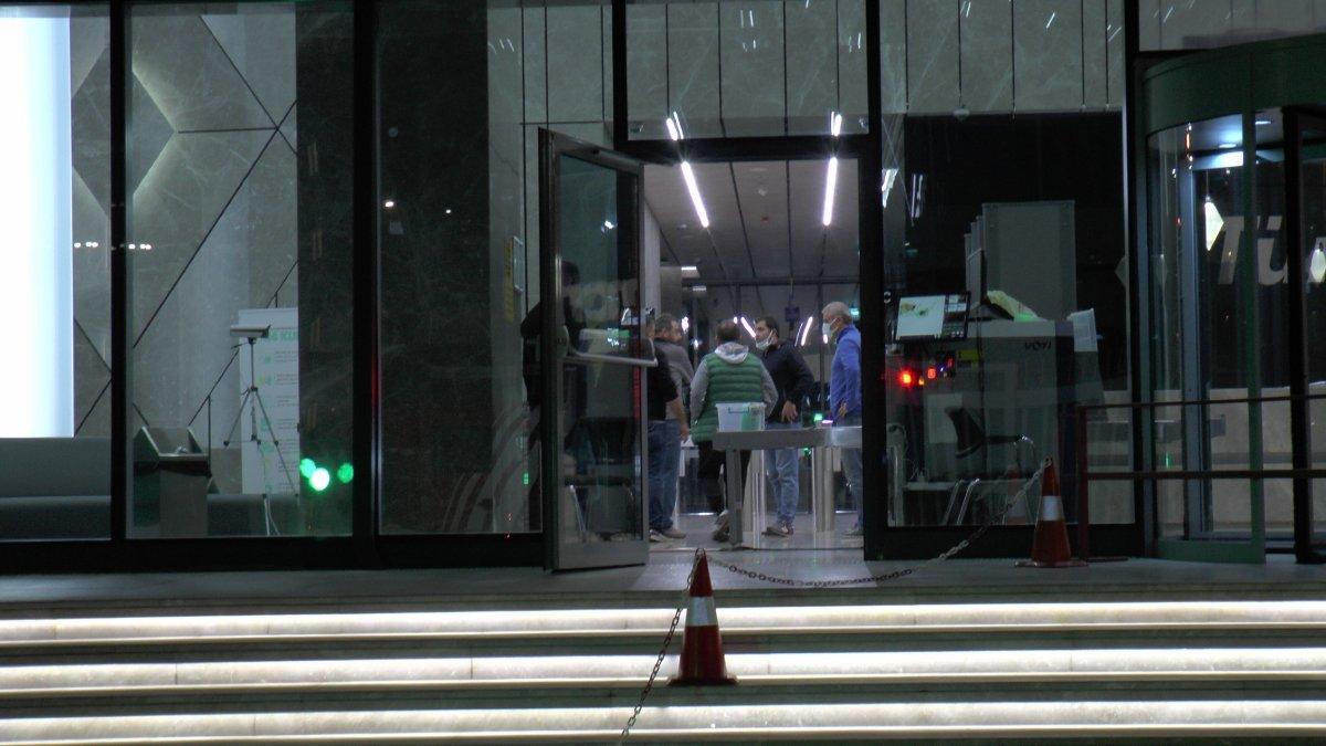 İstanbul'da 24. katta mahsur kalan işçiler kurtarıldı