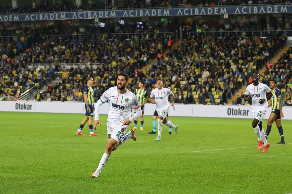 Fenerbahçe evinde Alanyaspor'a mağlup oldu
