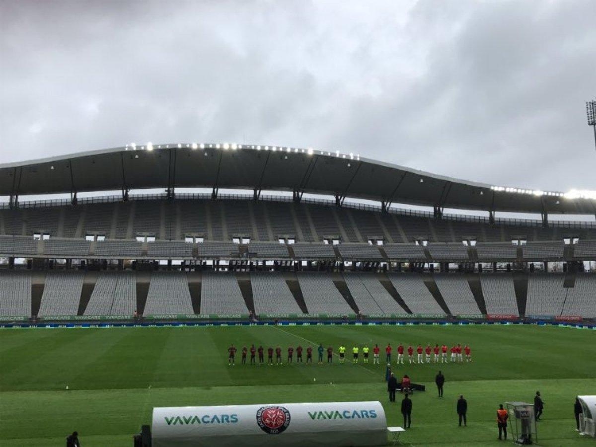 Atatürk Olimpiyat Stadı'nda saha çizgileri silindi