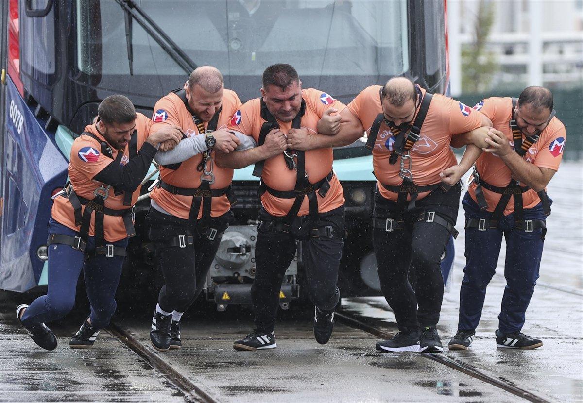 Metro İstanbul'da 'Strongman Challenge': 47 tonluk tren çektiler
