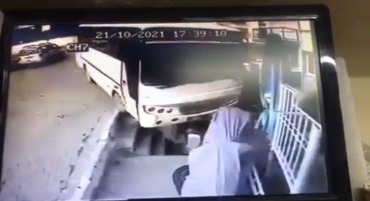 Aydın'da minibüsün altında kalmaktan son anda kurtuldu