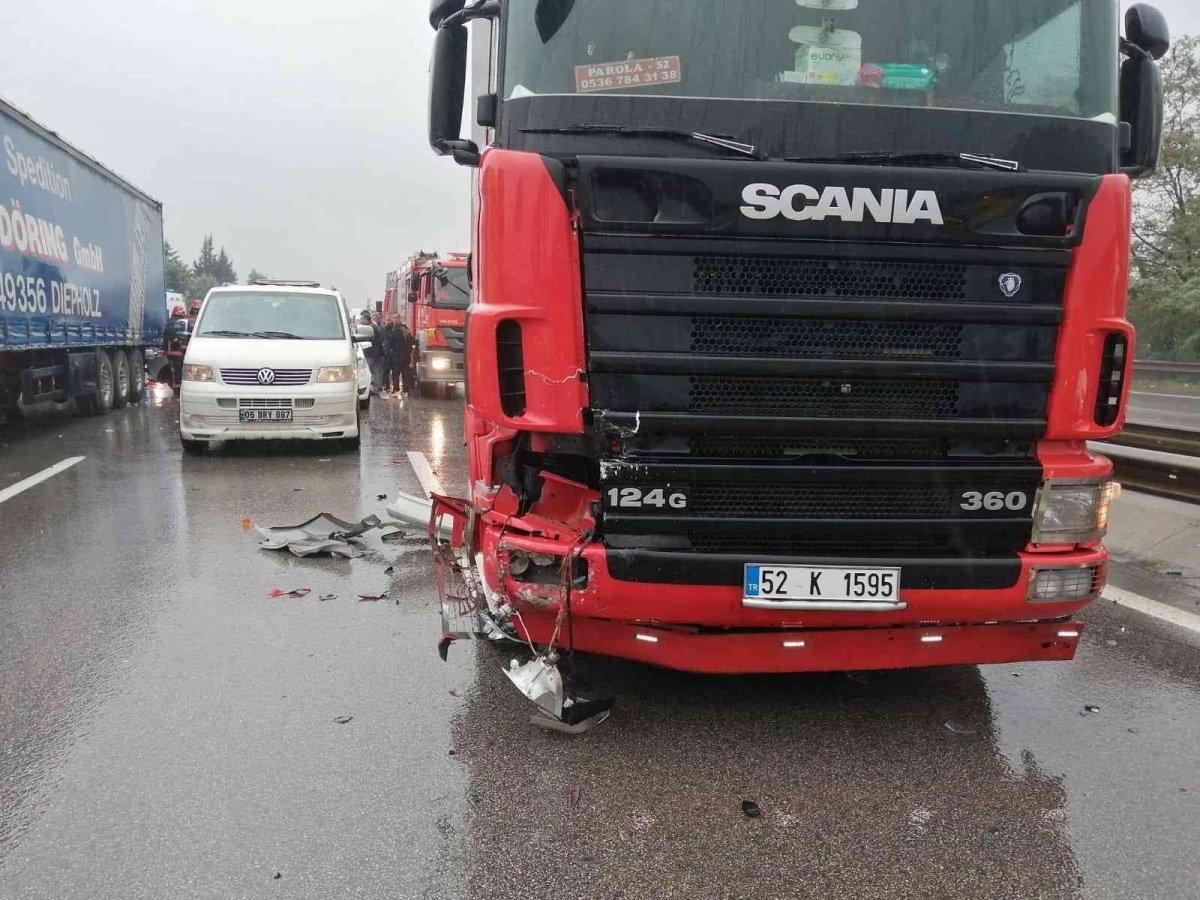 Sakarya TEM'de zincirleme kaza: 23 araç birbirine girdi