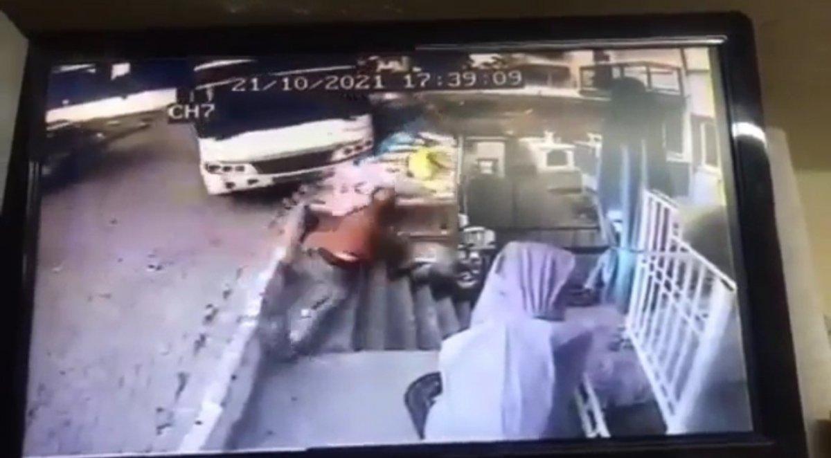 Aydın'da minibüsün altında kalmaktan son anda kurtuldu