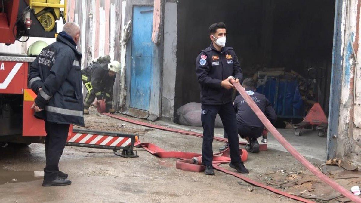 Bursa'da tekstil fabrikası alevlere teslim oldu