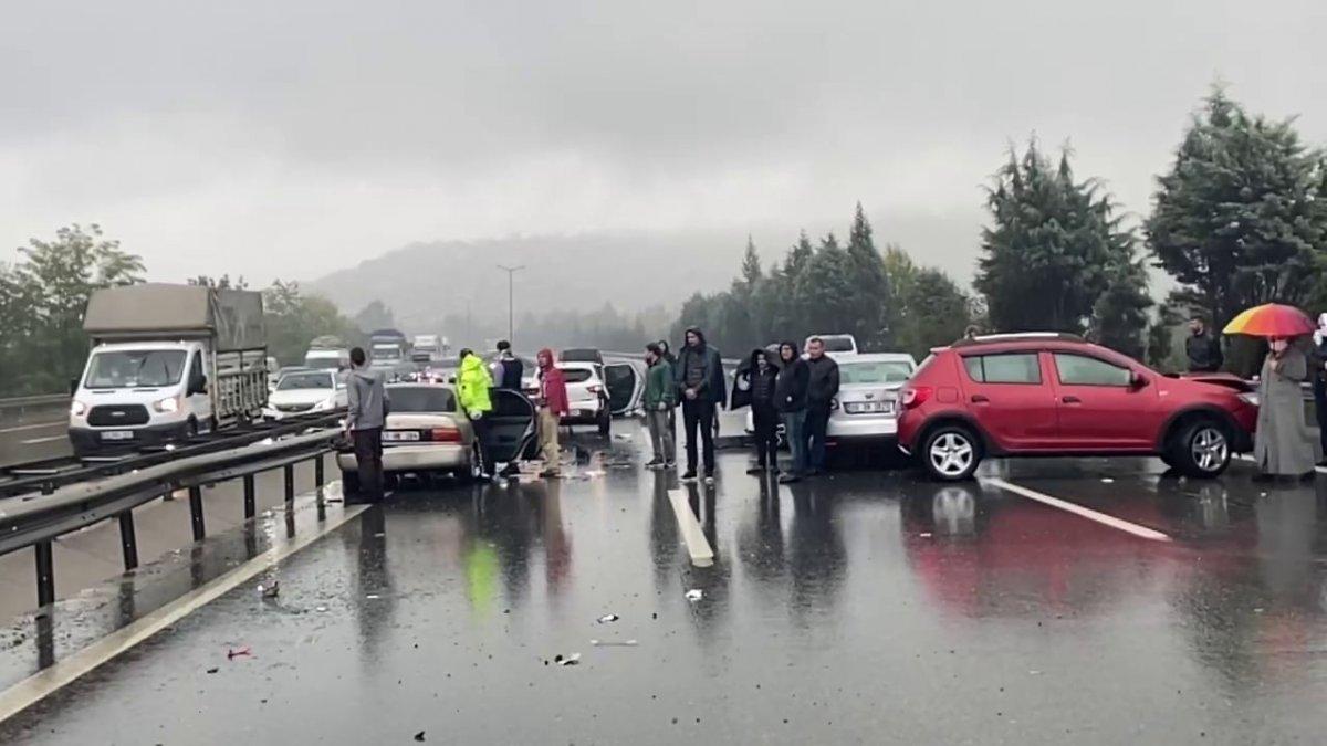 Sakarya TEM'de zincirleme kaza: 23 araç birbirine girdi