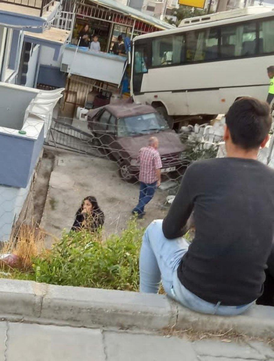 Aydın'da minibüsün altında kalmaktan son anda kurtuldu