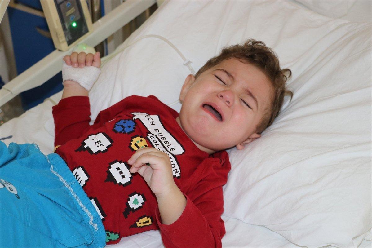 Denizli'de 19 aylık Murat'ın midesinden boncuk mıknatıslar çıkarıldı