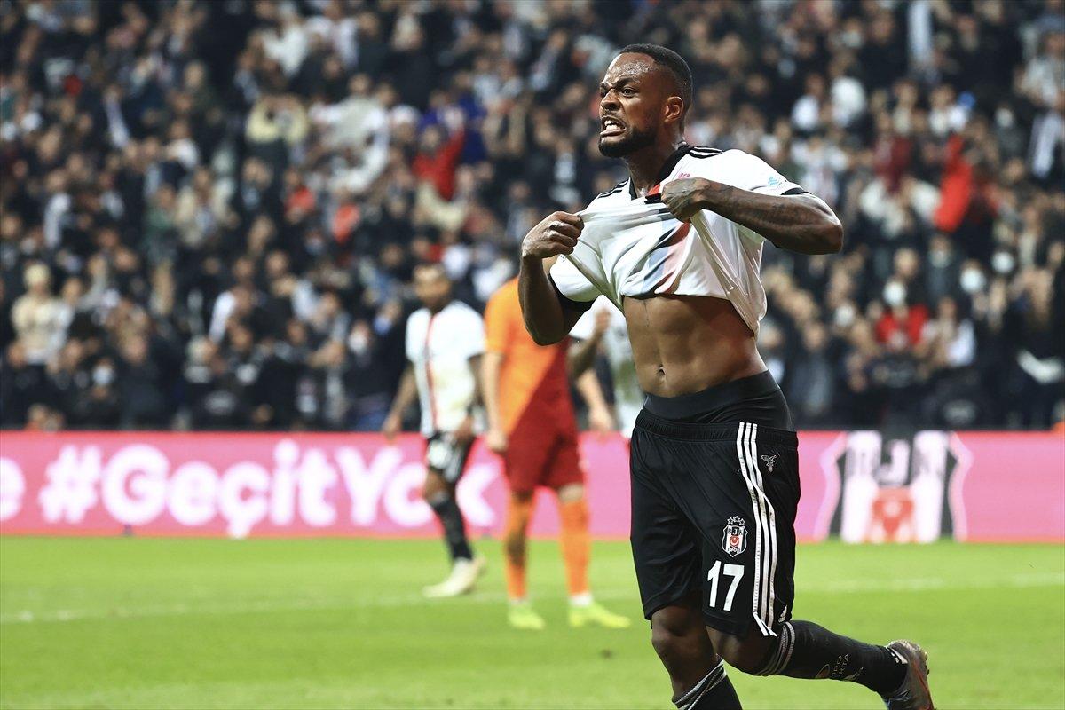 Beşiktaş, Galatasaray'ı 2 golle geçti