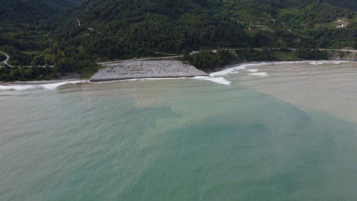 Kastamonu'da yaşanan sel felaketinin ardından denizde doğal mendirek oluştu