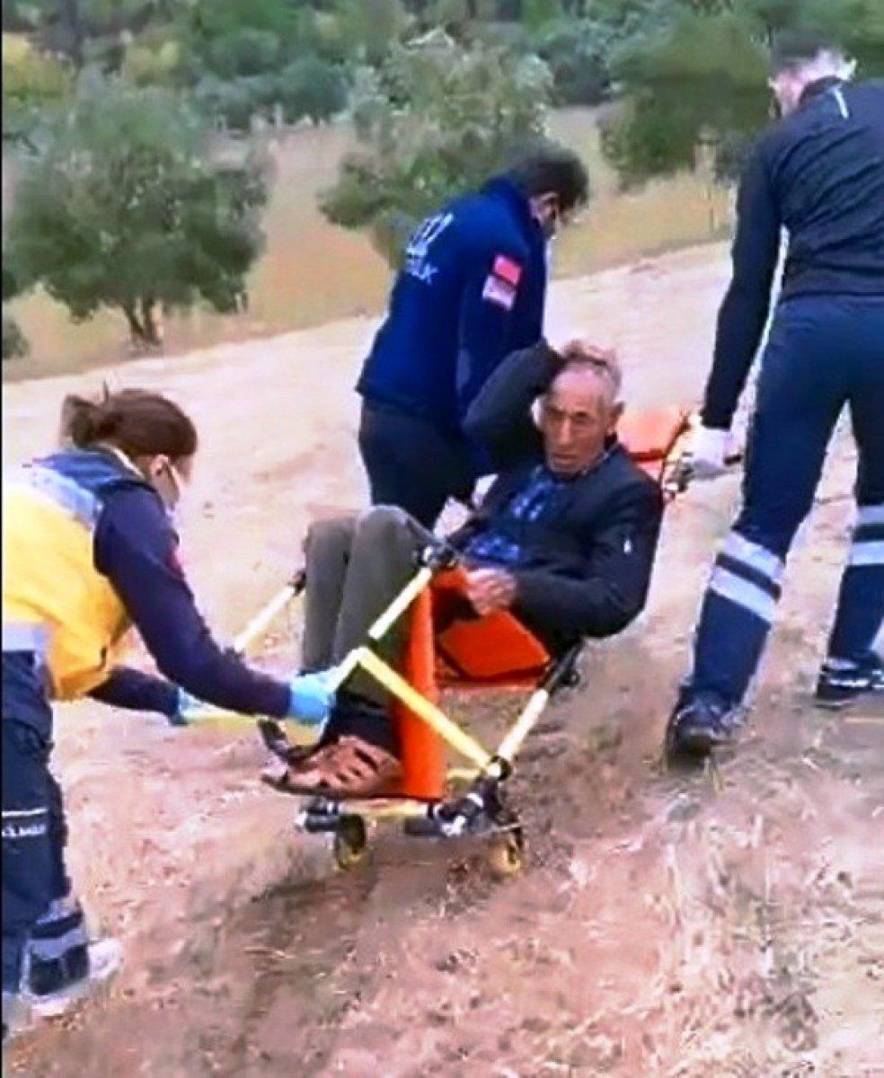 Muğla'da evlerinde yol olmayan çiftin yardımına sağlık ekipleri koşuyor