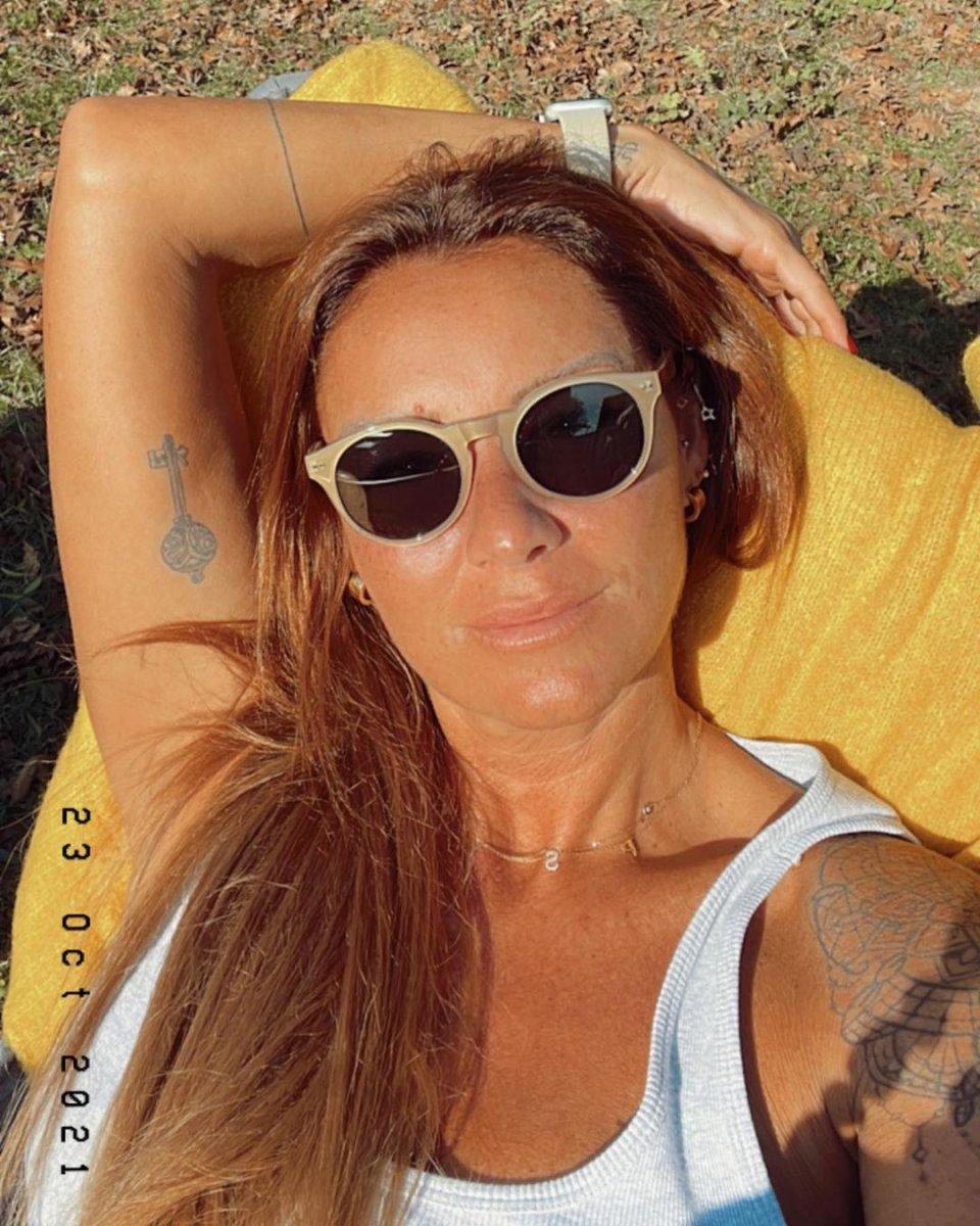 Pınar Altuğ, dövmelerini eleştiren takipçisine kızdı