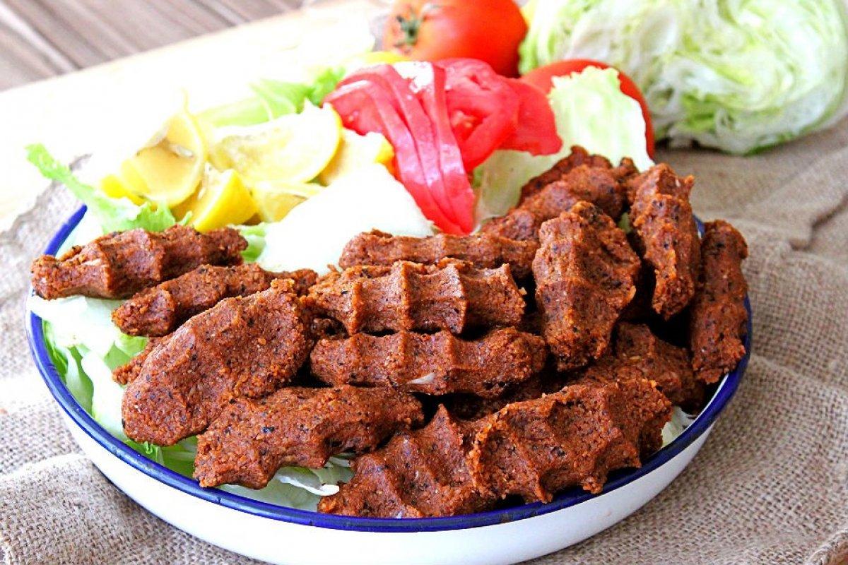 Çiğ köfteci aramaya son: Püf noktalarıyla etli ve etsiz çiğ köfte tarifi