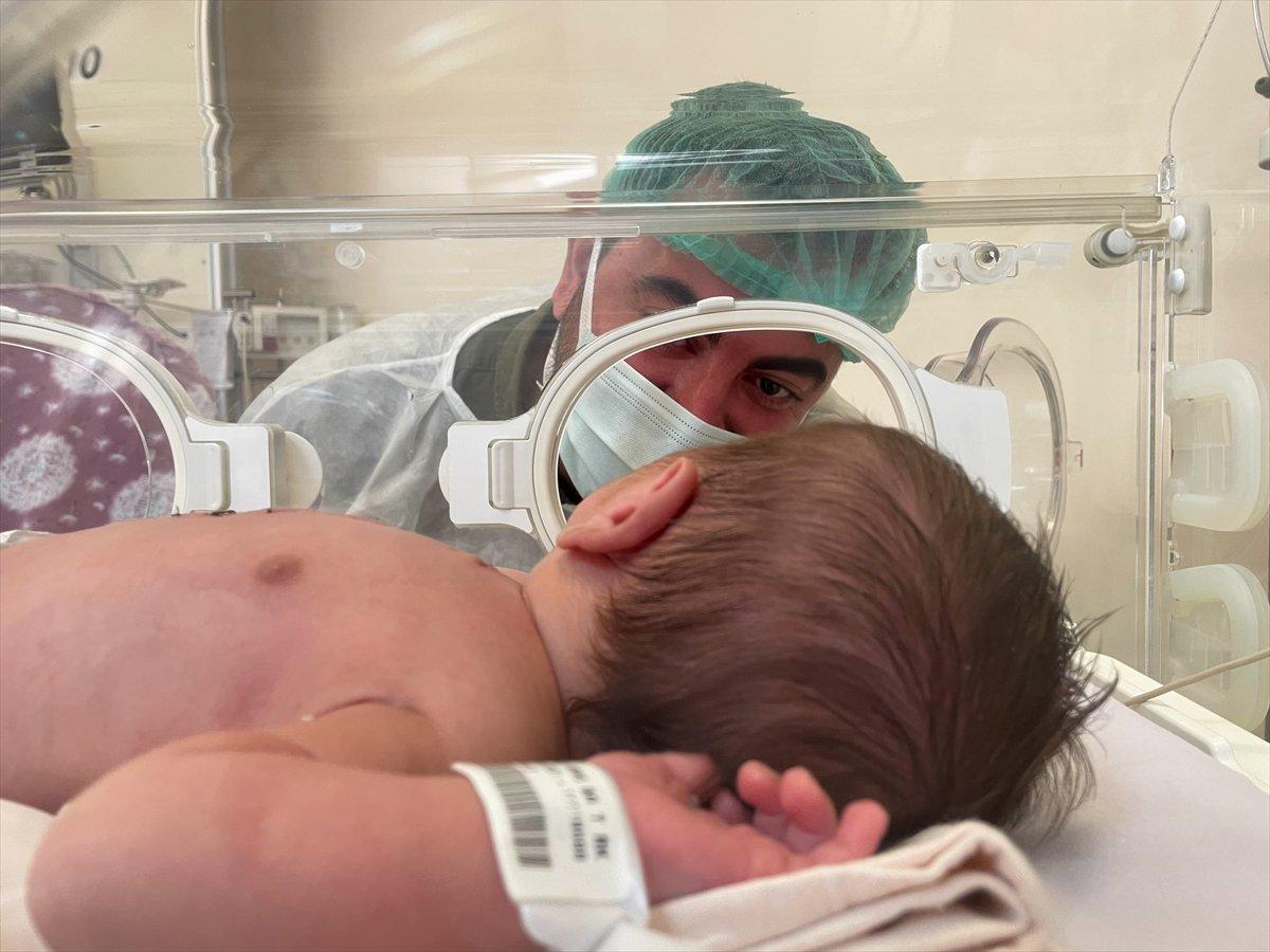 İzmir'de nefes alamayan Aras bebek, kalp ameliyatıyla hayata tutundu