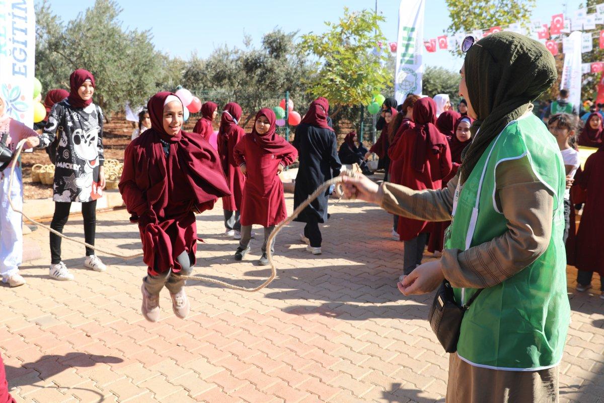 Suriyeli öğrenciler barış ve kardeşlik için zeytin topladı