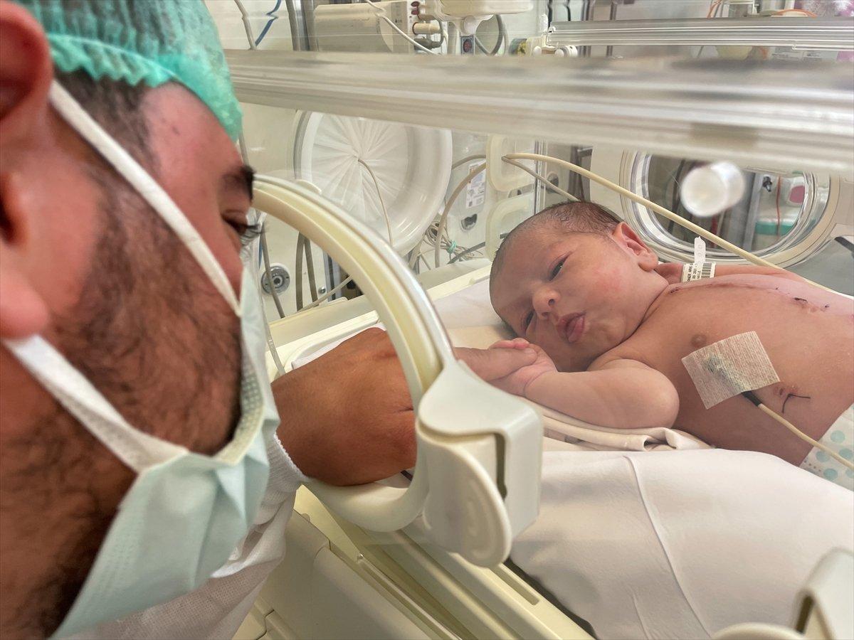 İzmir'de nefes alamayan Aras bebek, kalp ameliyatıyla hayata tutundu