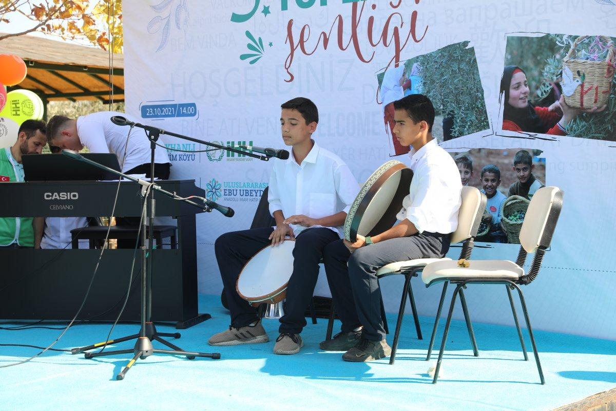 Suriyeli öğrenciler barış ve kardeşlik için zeytin topladı