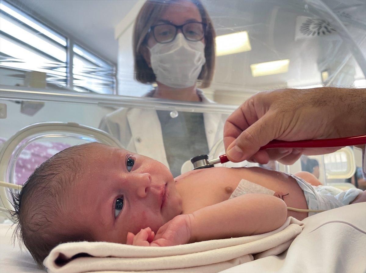 İzmir'de nefes alamayan Aras bebek, kalp ameliyatıyla hayata tutundu