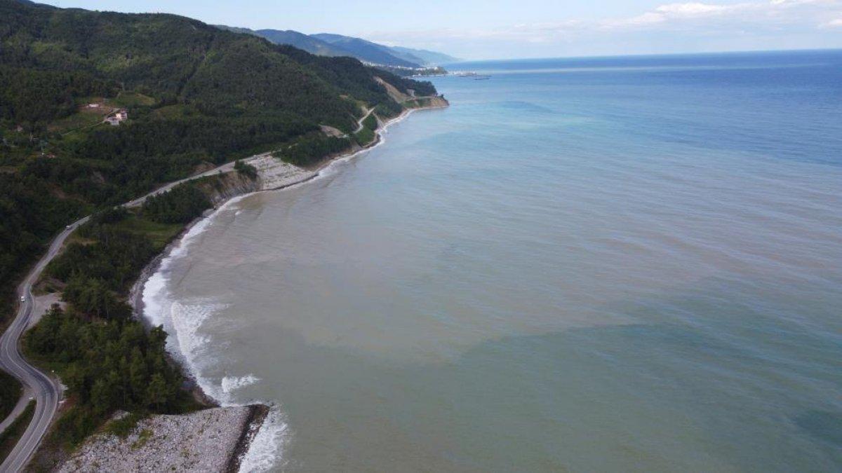 Kastamonu'da yaşanan sel felaketinin ardından denizde doğal mendirek oluştu