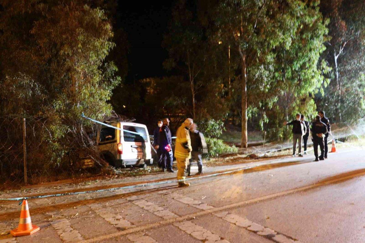 İzmir’de otomobil ağaca çarptı: 1 ölü, 2 yaralı