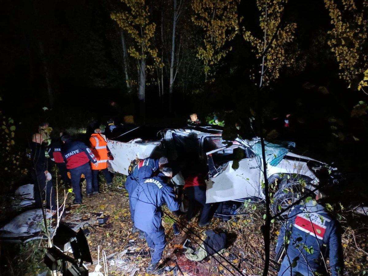 Tokat'ta kamyonet 100 metreden uçuruma yuvarlandı: 3 ölü, 1 yaralı