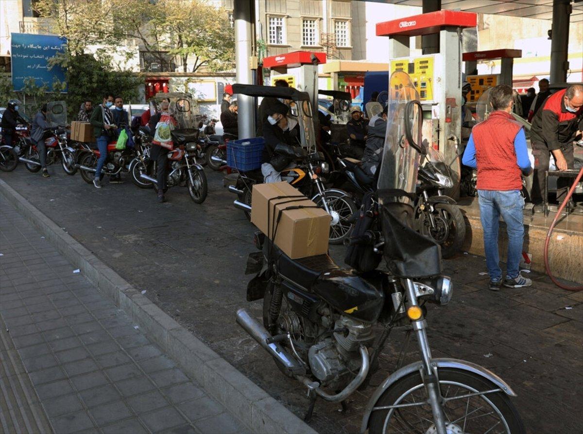 İran'da benzin krizi, kuyruklar oluşturdu