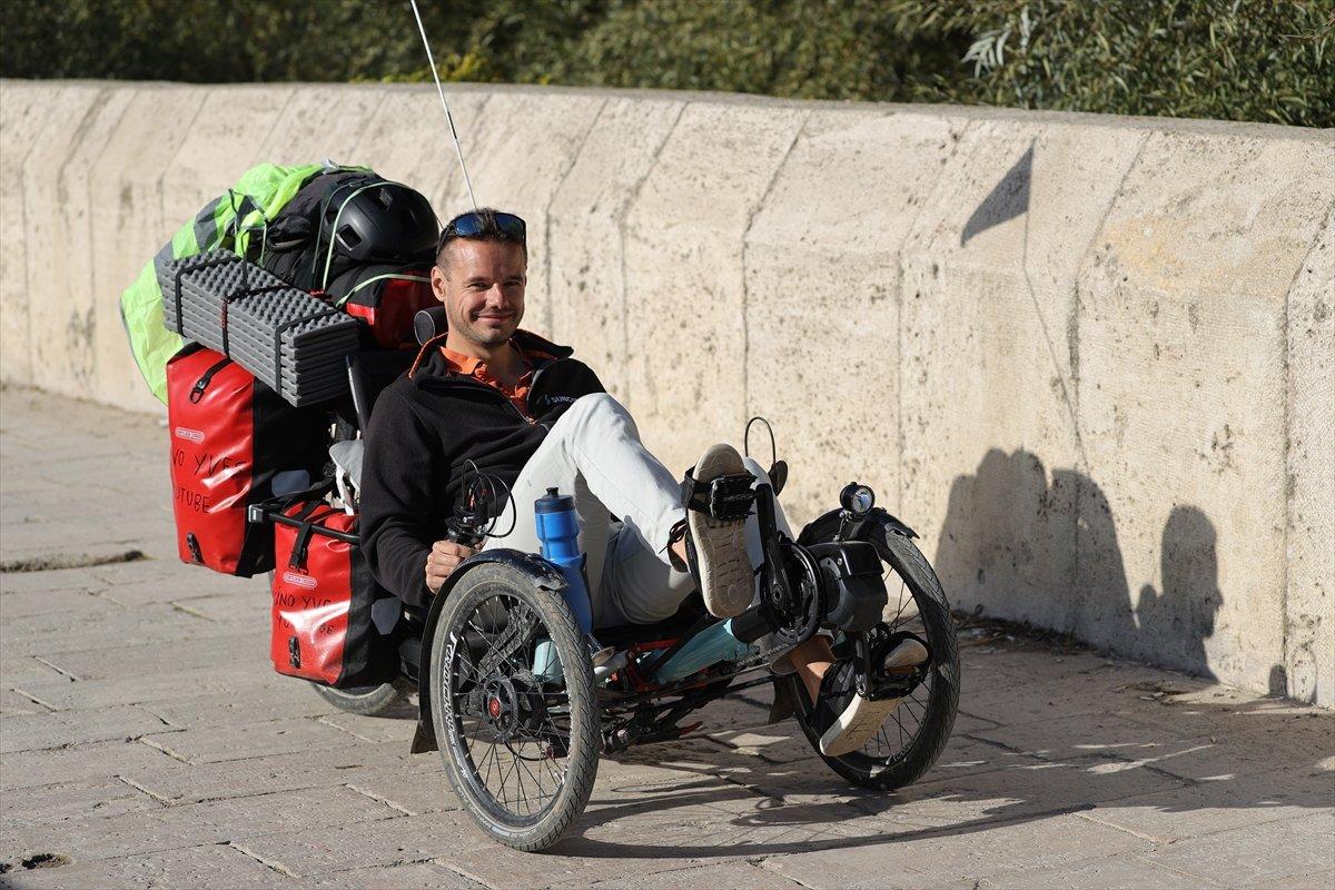 Fransız mühendis Yves, bisikletiyle dünyayı geziyor