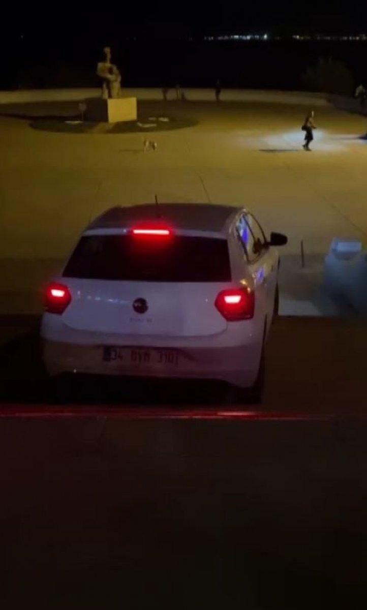 Antalya'da navigasyona uydu, parkın merdivenlerinde asılı kaldı