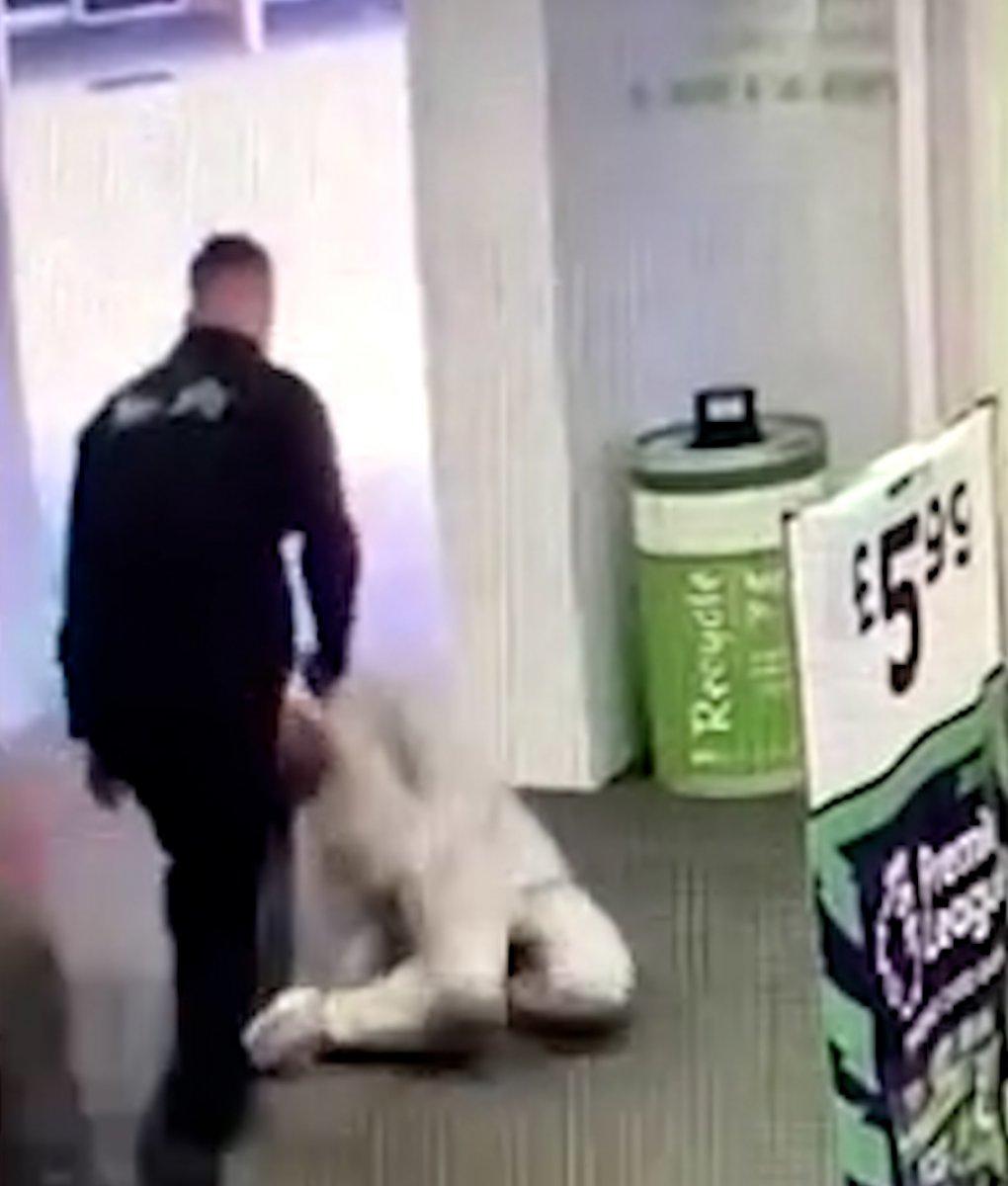 İngiltere'de güvenlik görevlisi, siyahi adamı tek yumrukla bayılttı