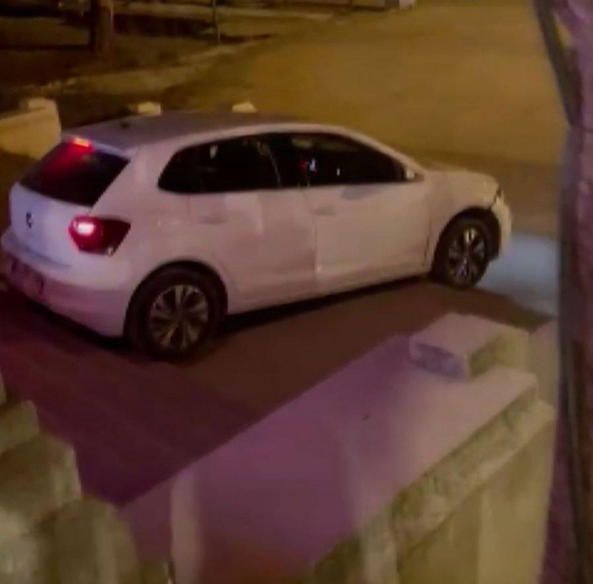 Antalya'da navigasyona uydu, parkın merdivenlerinde asılı kaldı