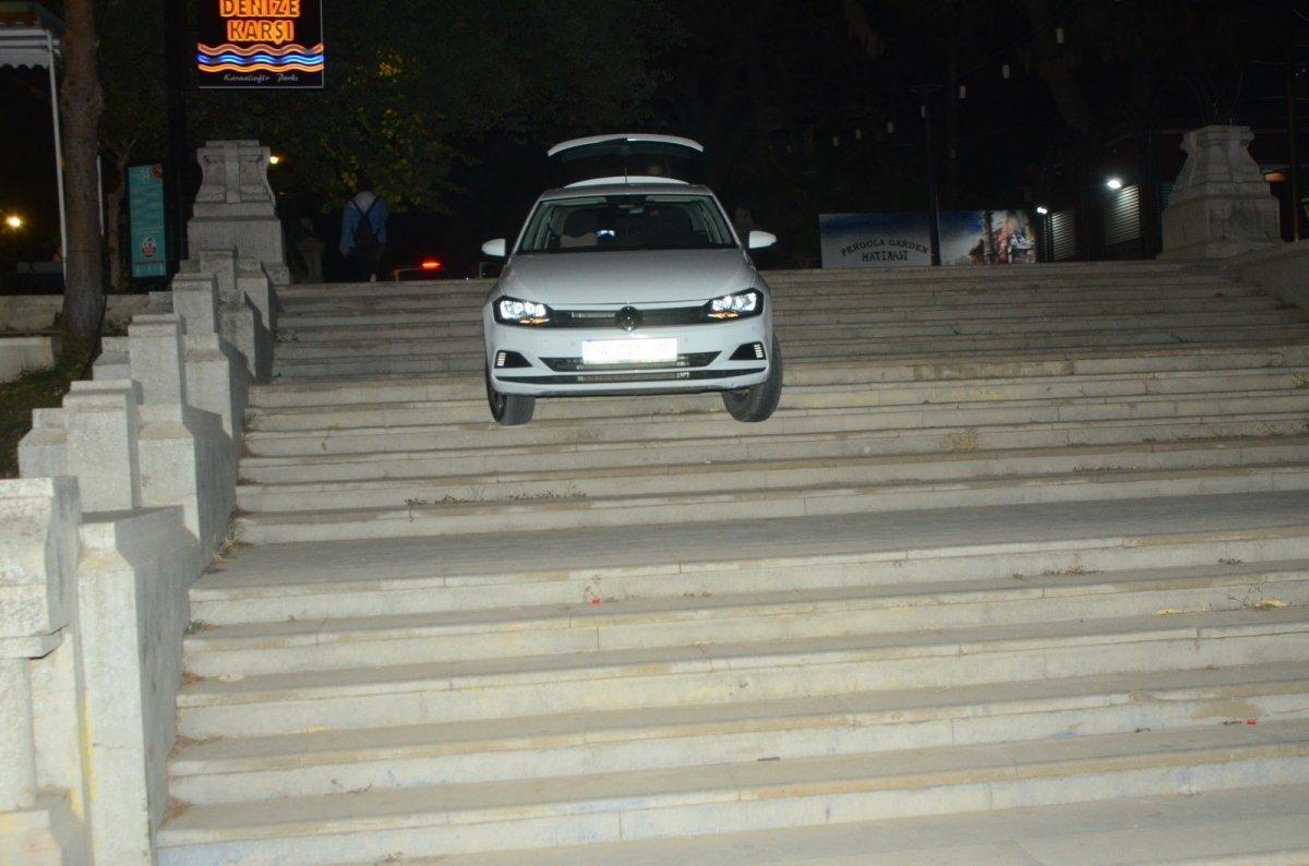 Antalya'da navigasyona uydu, parkın merdivenlerinde asılı kaldı