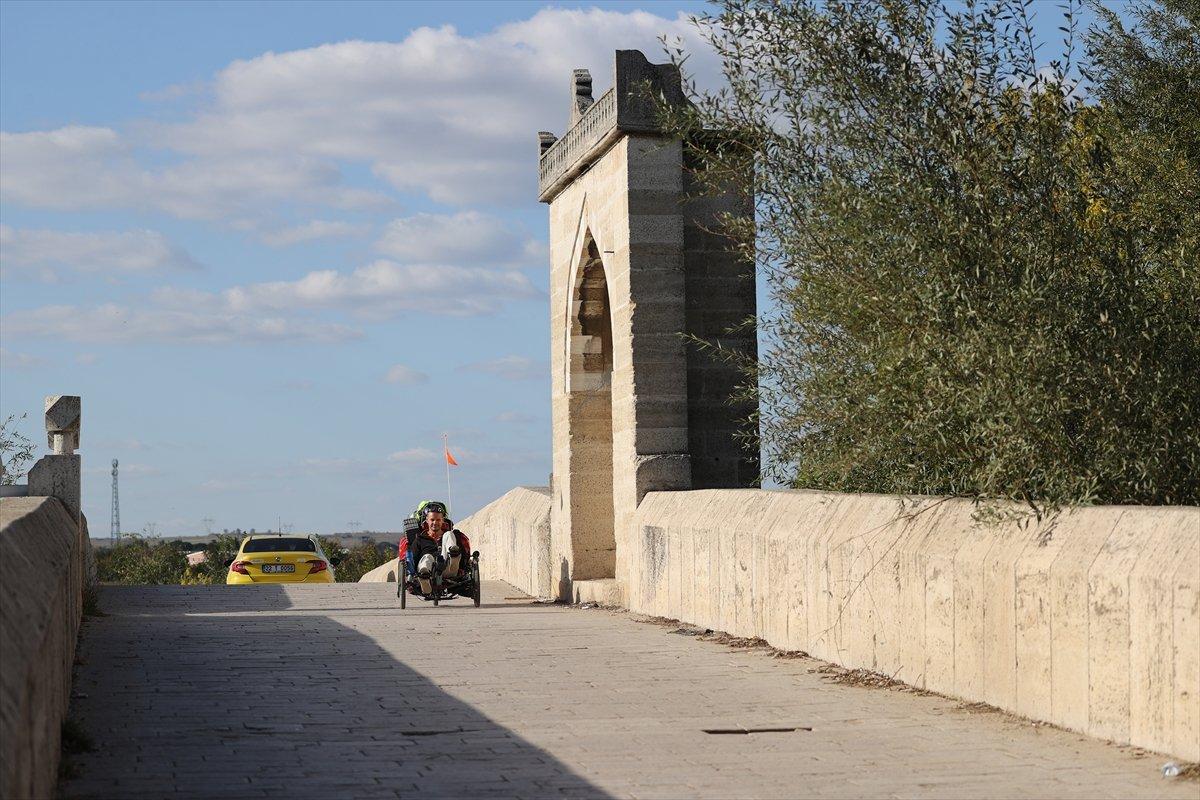 Fransız mühendis Yves, bisikletiyle dünyayı geziyor