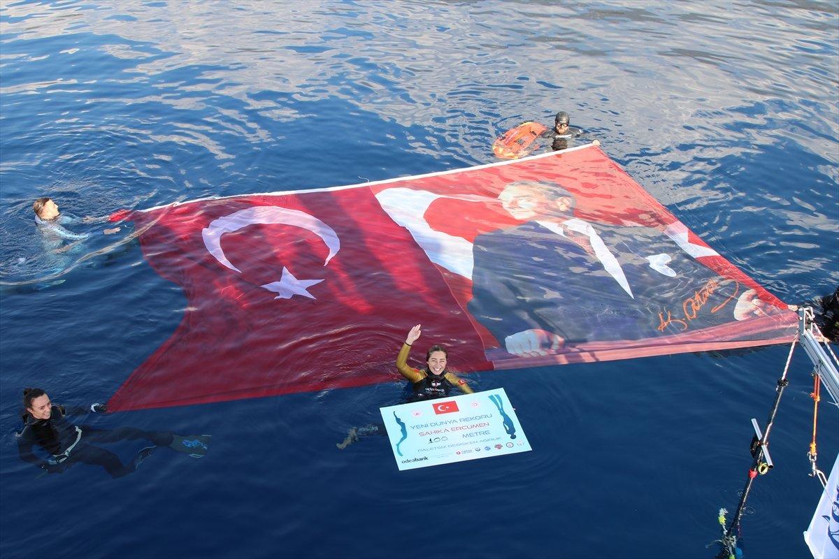 Şahika Ercümen 100 metrelik dalışla dünya rekoru kırdı