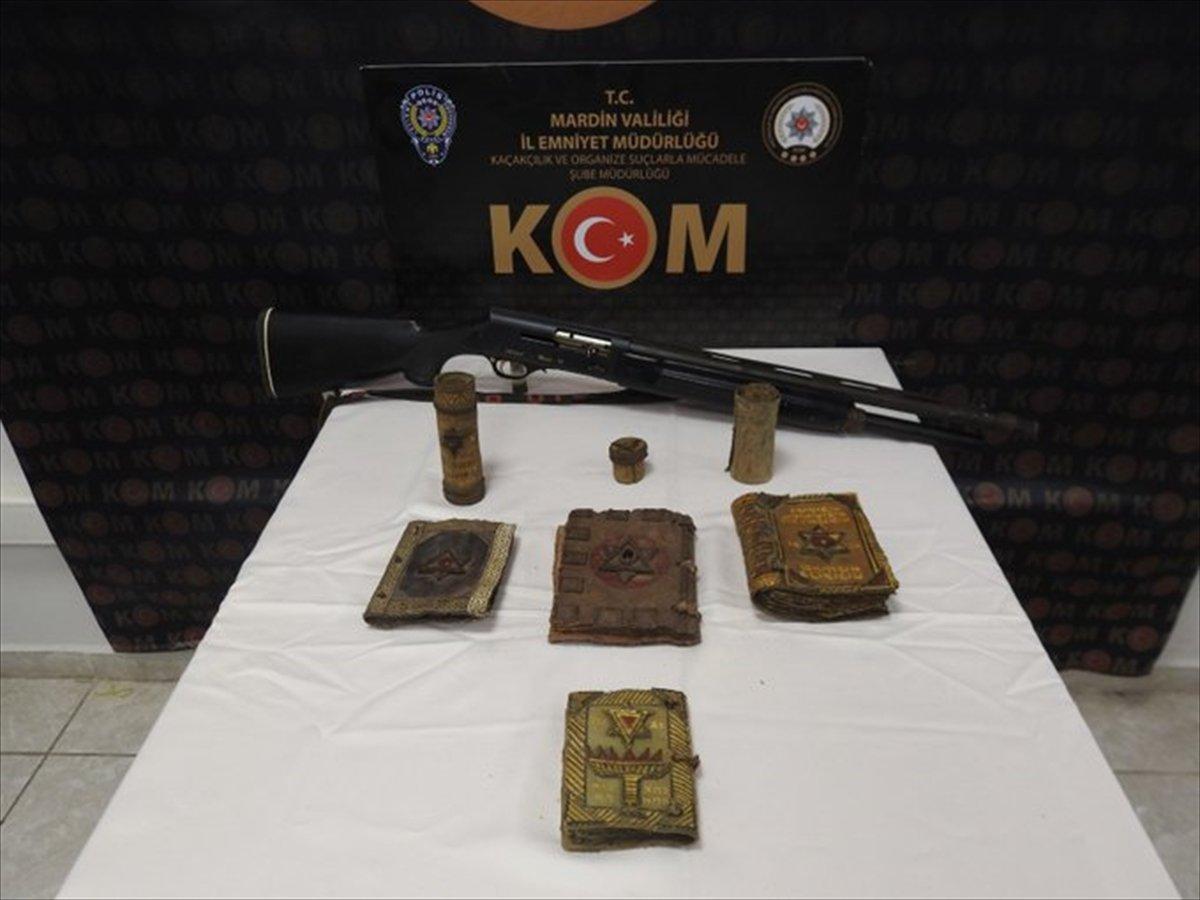 Mardin'de bin yıl öncesine ait altın işlemeli 5 Tevrat ele geçirildi