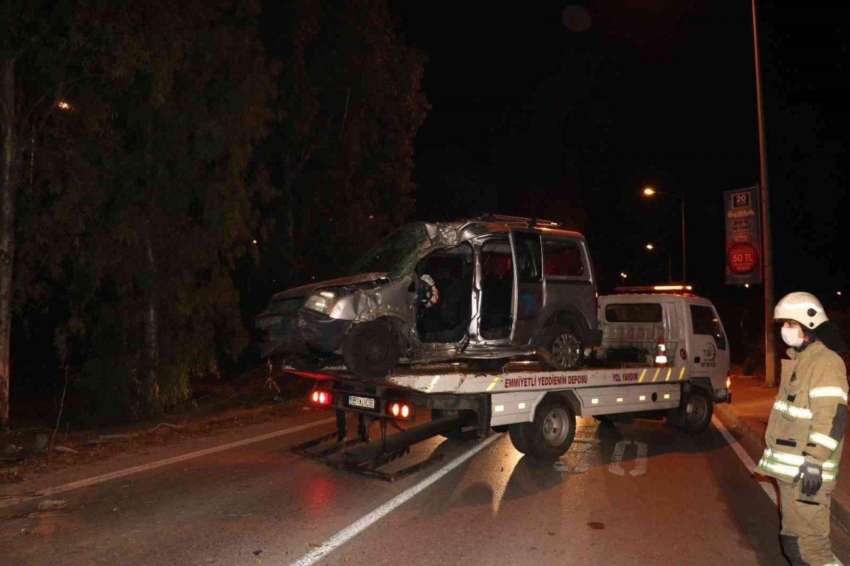 İzmir’de otomobil ağaca çarptı: 1 ölü, 2 yaralı
