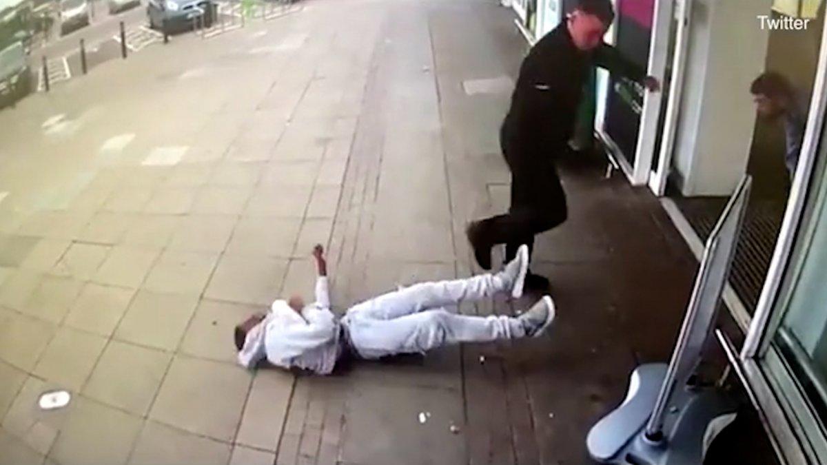 İngiltere'de güvenlik görevlisi, siyahi adamı tek yumrukla bayılttı