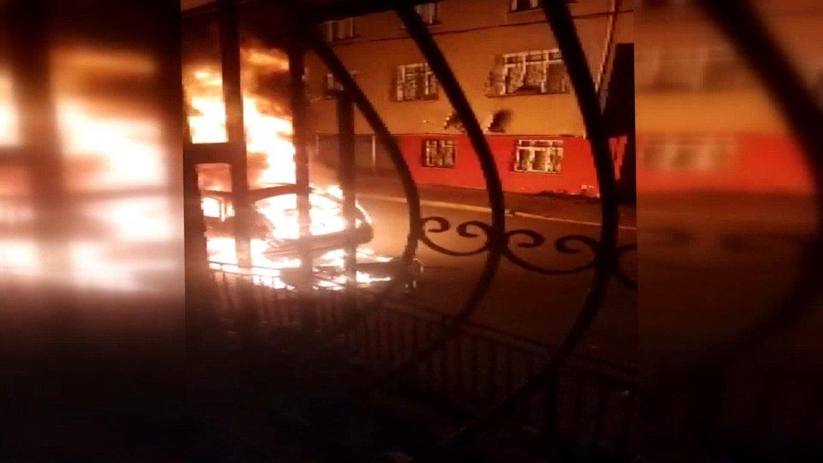 Sultangazi'de park halindeki otomobil yanarak küle döndü