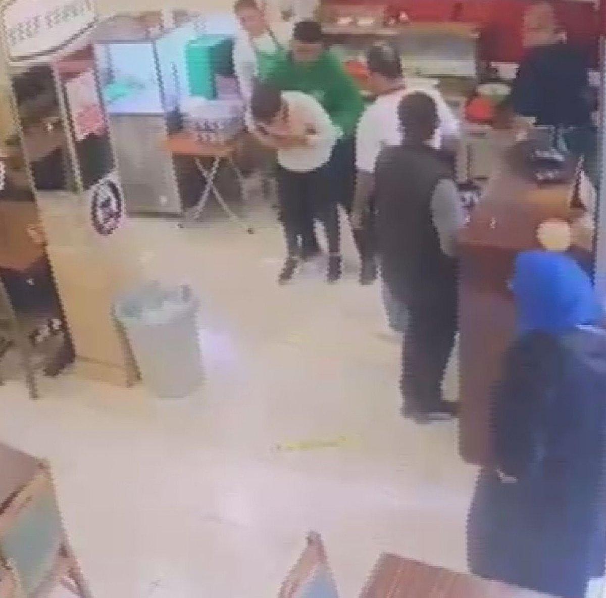 Konya'da soluk borusuna ekmek kaçan müşteriyi, çalışanın müdahalesi kurtardı