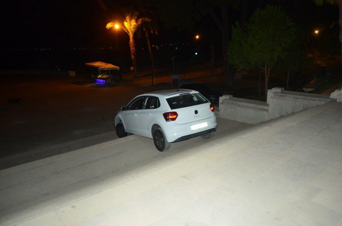 Antalya'da navigasyona uydu, parkın merdivenlerinde asılı kaldı